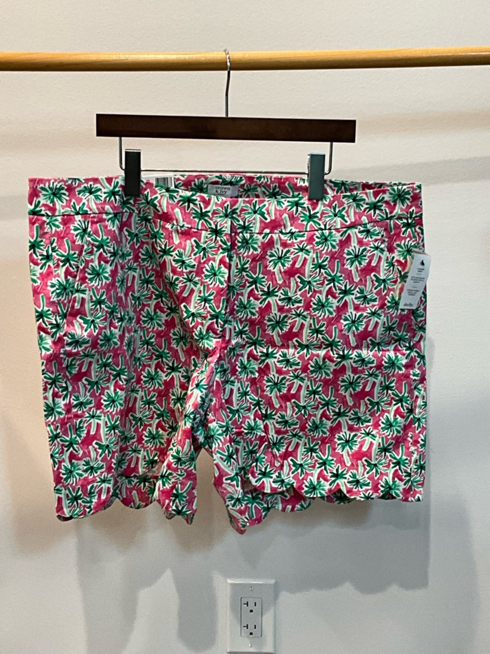 crown & ivy Pink Palm-Print Scalloped Hem Shorts